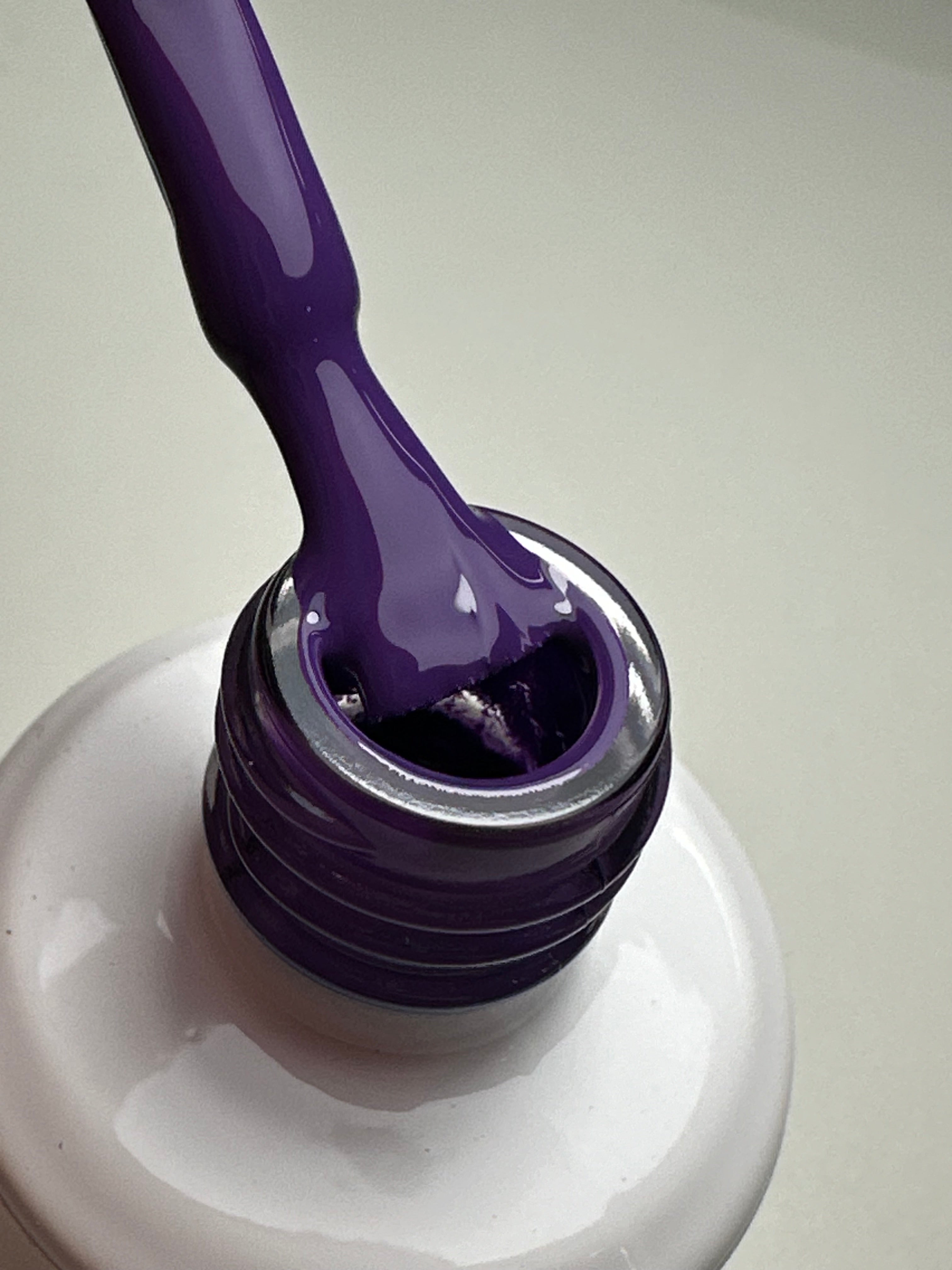 Esmalte en Gel violeta obscuro